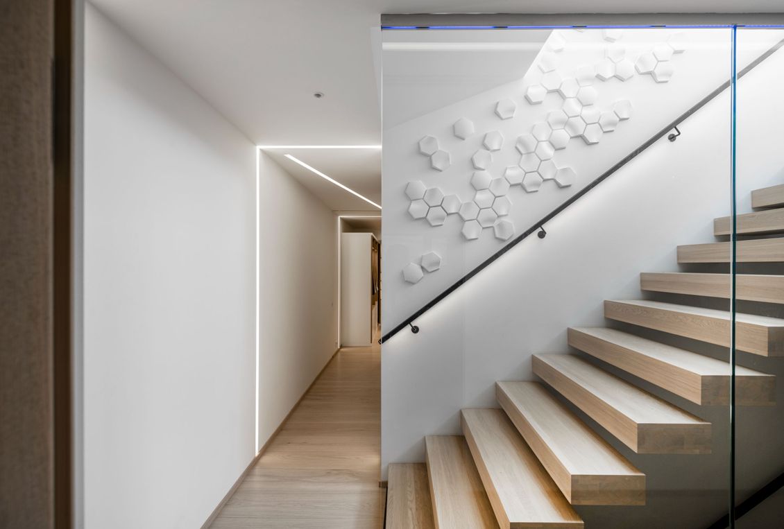 Lys og moderne gang med trapp