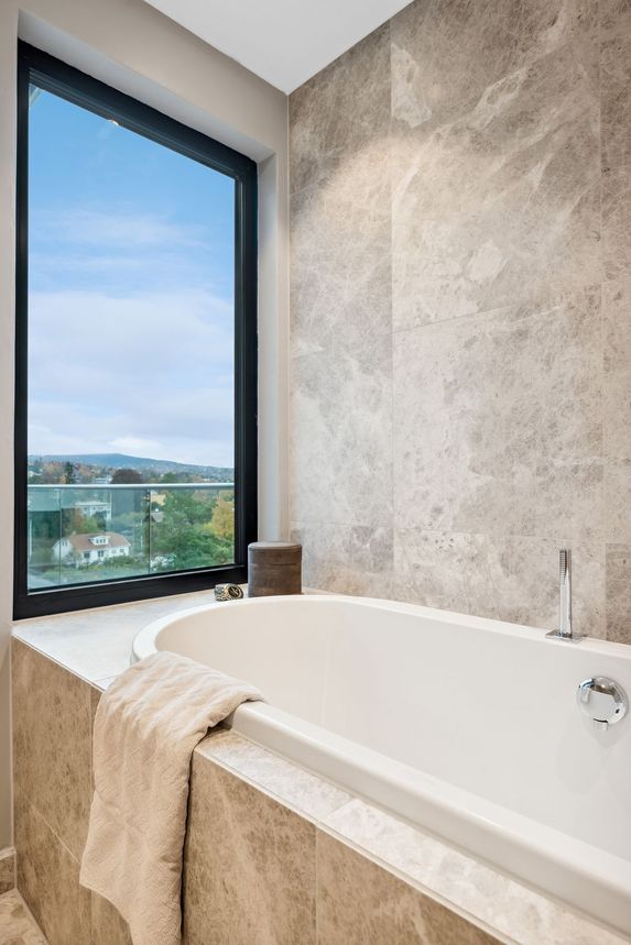 Innebygd badekar og vindu med utsikt