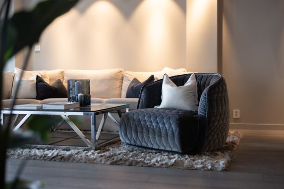 Moderne sofa og stol i grå hvit stue