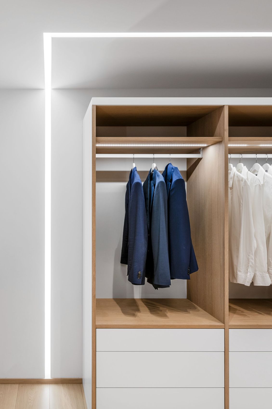 Garderobe med lys i moderne leilighet