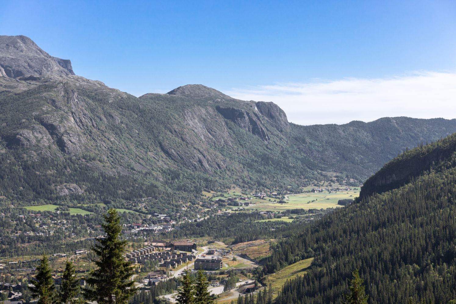 Gønn dal med bebyggelse