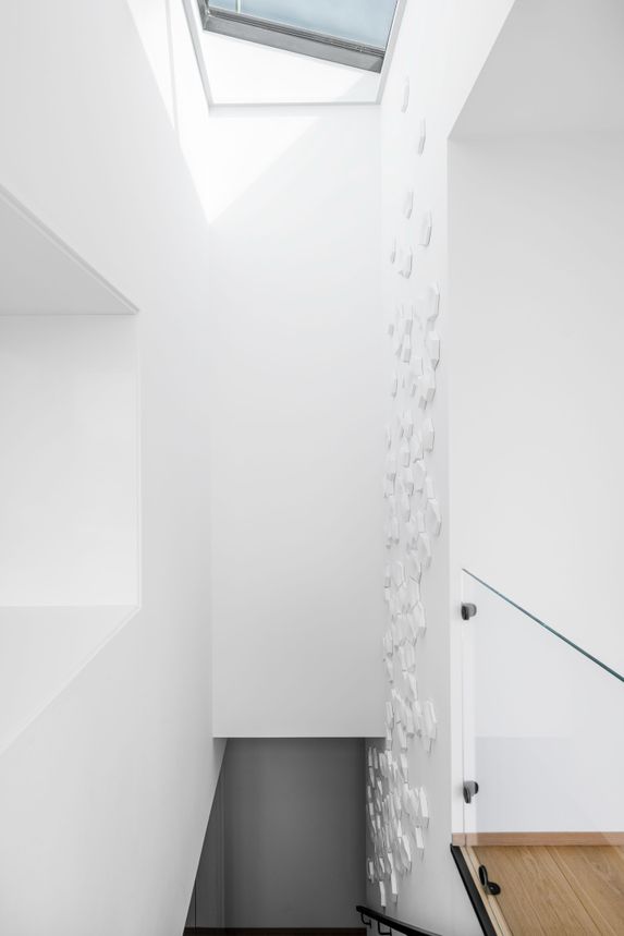 Detaljer på vegg i trappeoppgang med takvindu